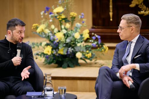 Volodymyr Zelenskyi ja Alexander Stubb keskustelevat.