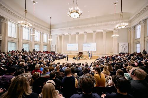 Yleisöä yliopiston suuressa juhlasalissa.