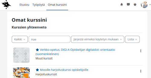 Moodle-näkymä, jossa näkyy Omat kurssini ‑sivu. Sivulla on suodatus- ja lajittelutoiminnot sekä lista kahdesta kurssista: 'Verkko-opetus, DIGI-A Opiskelijan digitaidot: orientaatio' ja 'Moodle-harjoituskurssi opiskelijoille'. Ylävalikossa linkit Etusivu, Työpöytä ja Omat kurssini.