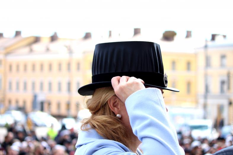 Tohtorinhattu tiedemarssilla. Kuva: Mona Roininen