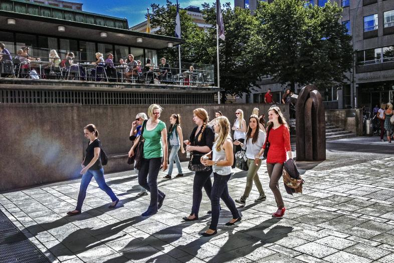 Students in front of Porthania