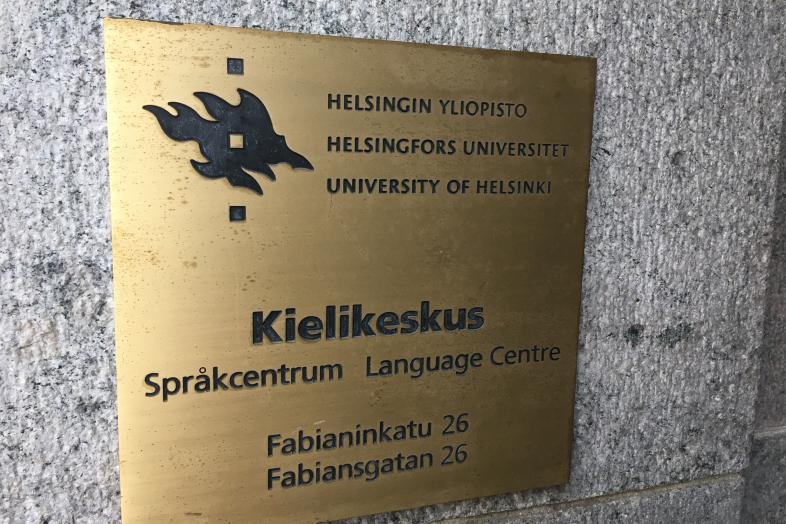 Kielikeskuksen kyltti.