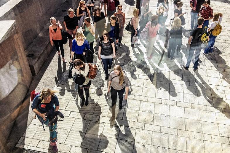 Opiskelijoita Porthanian aukiolla opiskelijaruokalan ikkunasta kuvattuna.