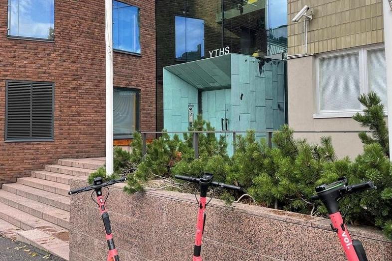 Kuva YTHS:n Töölön toimipisteen pääovien edestä.