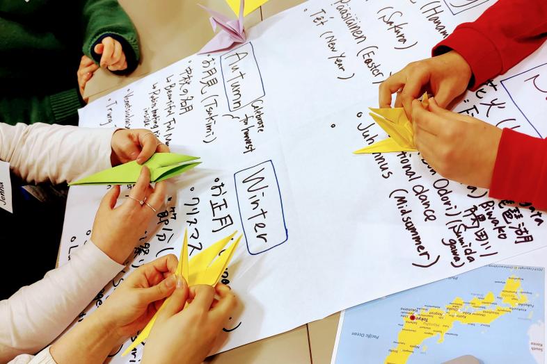 Osallistujia japanin kielipöydässä Kielikeskuksen monikielisessä työpajassa.