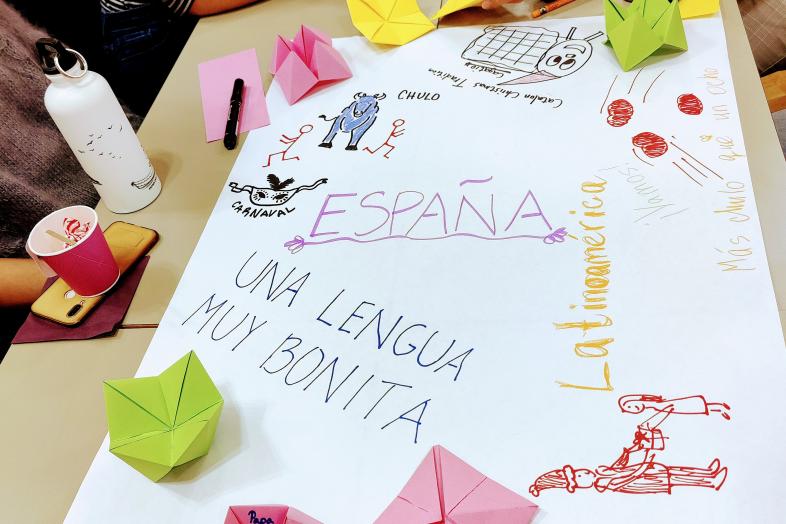 Opiskelijoita työskentelemässä espanjan kielipöydässä monikielisessä työpajassa Kielikeskuksella syksyllä 2022