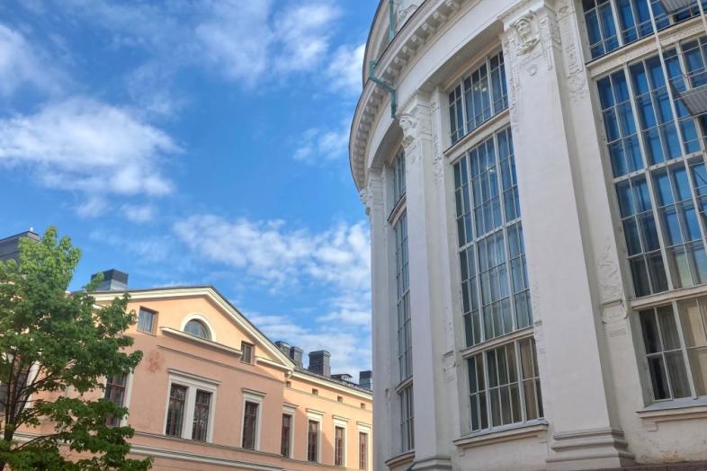 Kansalliskirjaston rakennukset Fabiania ja Rotunda.