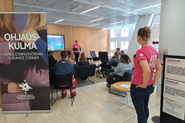 Opiskelijoita Kaisa-talon Ohjauskulmassa