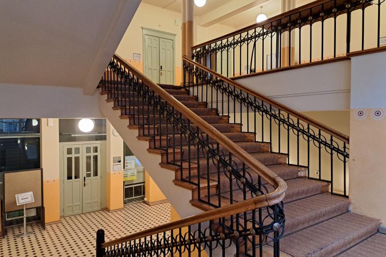 Kielikeskuksen porraskäytävä.