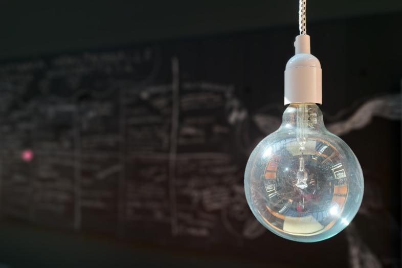 Etualalla lamppu, jonka takana liitutaulu.