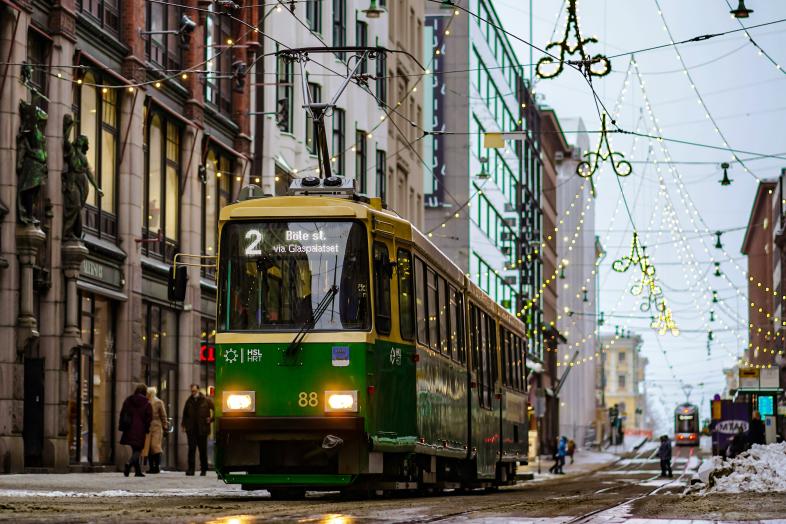 Raitiovaunu talvisella Aleksanterinkadulla.