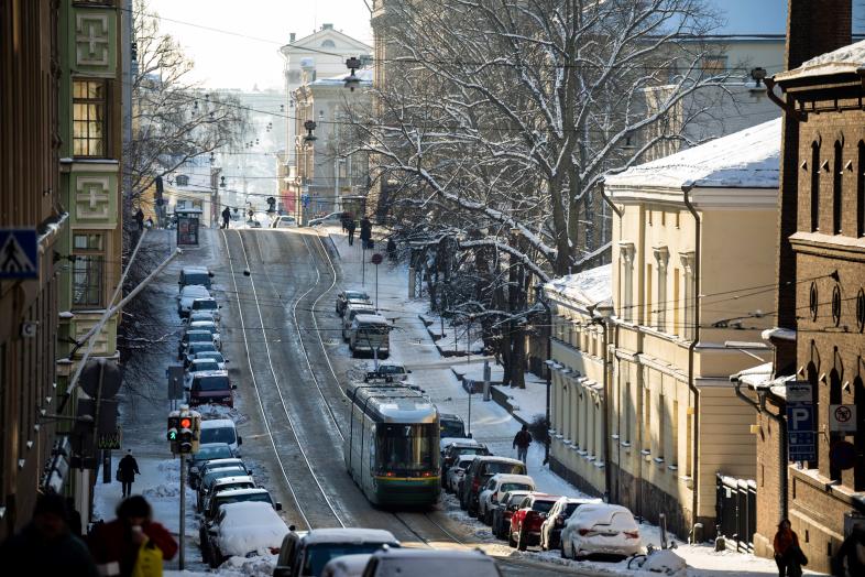 Lumisia autoja talvella Liisankadun varrella.