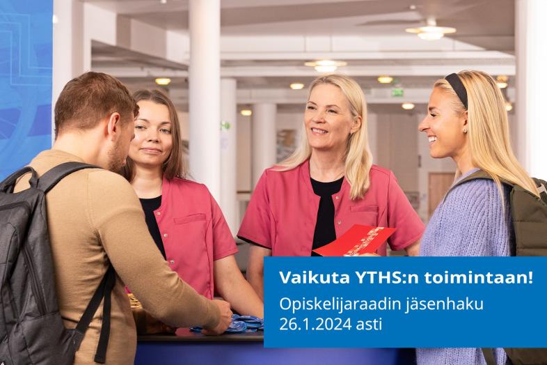 Neljä henkilöä keskustelee, etualalla teksti "Vaikuta YTHS:n toimintaan! Opiskelijaraadin jäsenhaku 26.1.2024 asti."