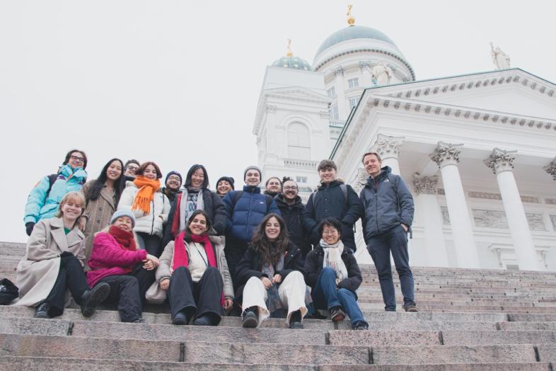 Ryhmä opiskelijoita Helsingin tuomiokirkon portailla.