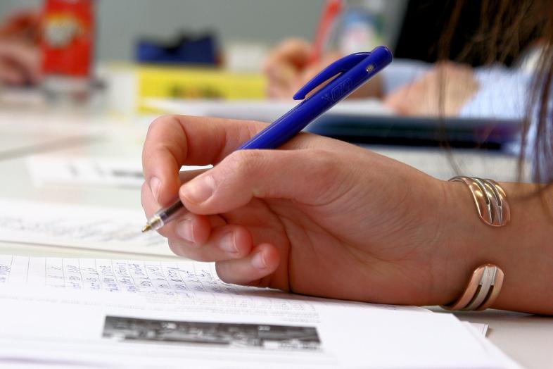 Studerande i klassrum.