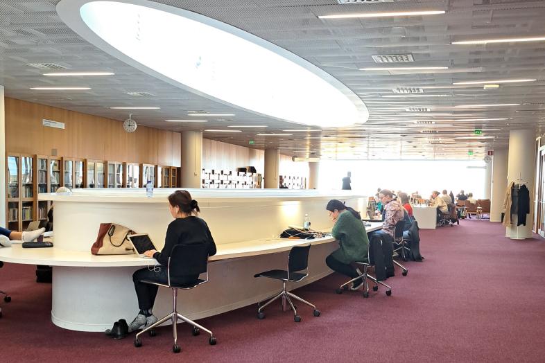 Studenter som arbetar med bärbara datorer i Kajsahuset.