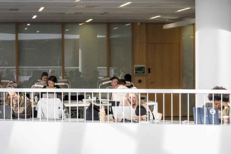 Opiskelijoita Kaisa-talossa