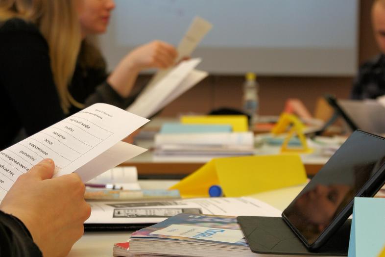 Opiskelijoita työskentelemässä pöydän ääressä