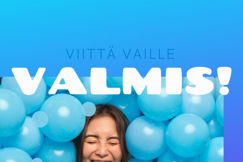 Sinisiä ilmapalloja ja naurava nainen