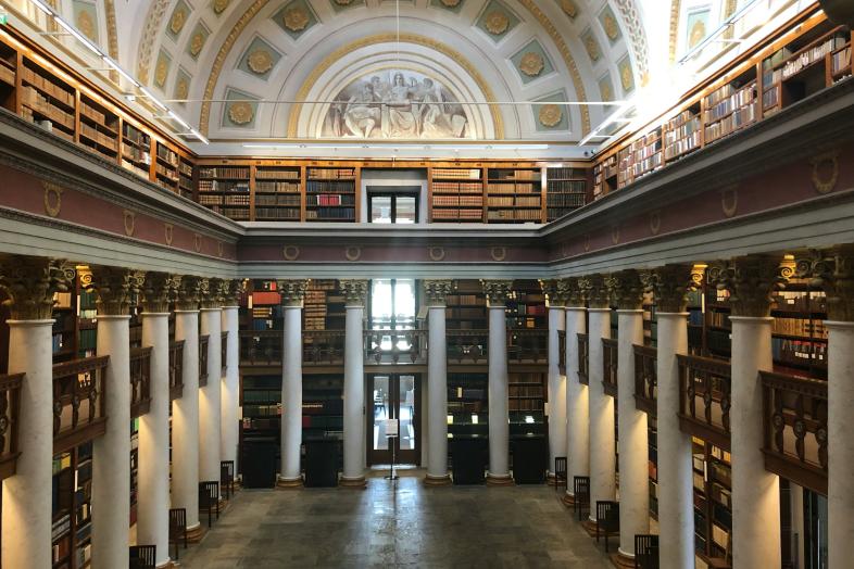 Kansalliskirjaston Kupolisali sisältä kuvattuna.