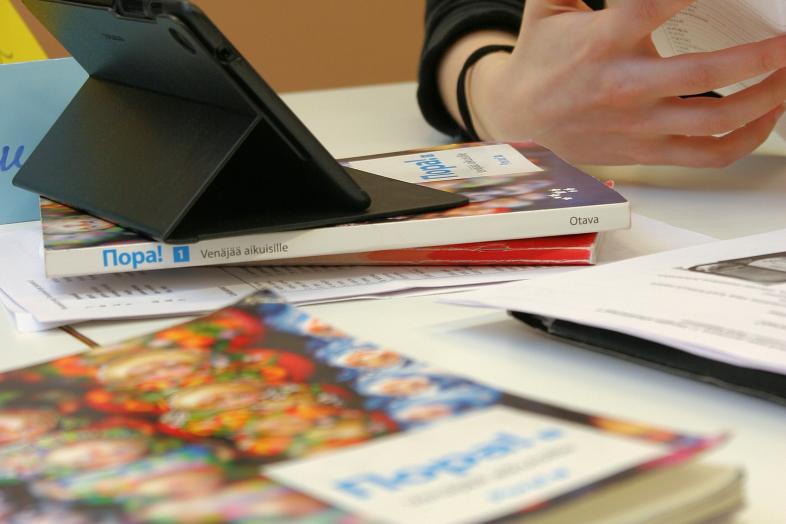 Opiskelumateriaaleja pöydällä