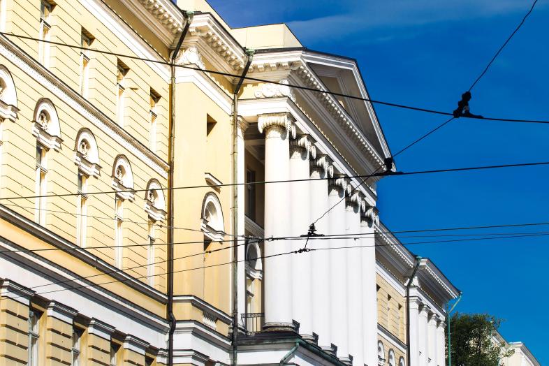 Raitiovaunujen sähkölinjoja, taustalla yliopiston päärakennuksen julkisivu.