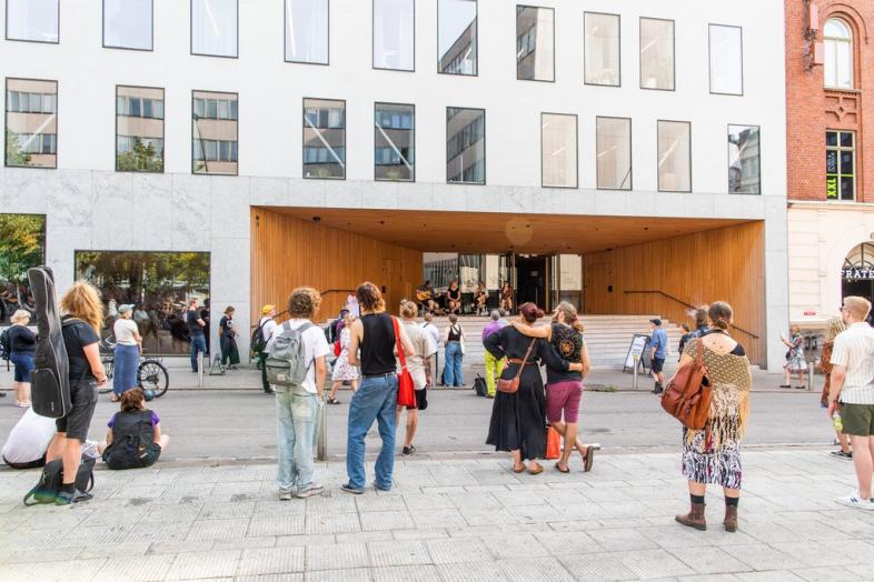 Joukko ihmisiä Keskustakampuksen Tiedekulman edustalla.