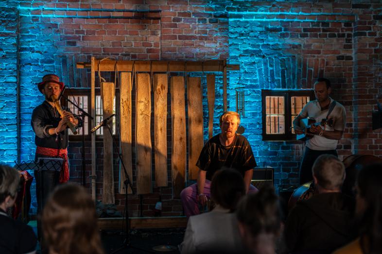 Yhtyeen muusikot keikkalavalla.