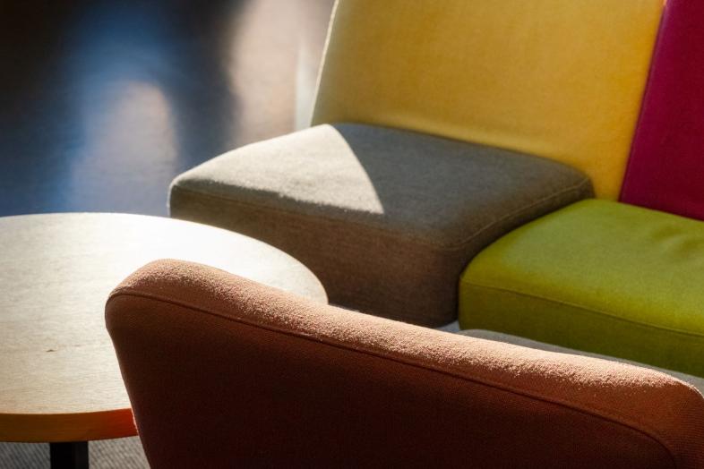 Tyhjiä sohvia yliopiston pääkirjastossa Kaisa-talossa.