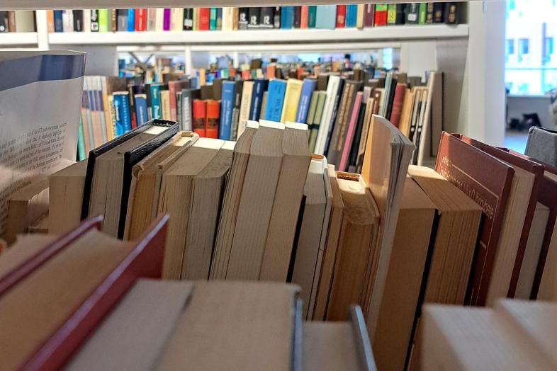 Kirjahyllyjä Kaisa-talossa