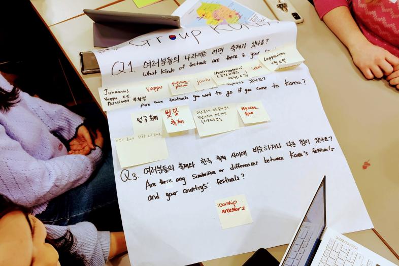 Opiskelijoita monikielisessä työpajassa Korean pöydässä