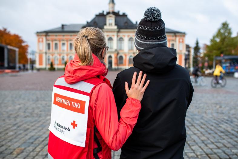 kaksi henkilöä keskustelee