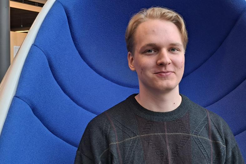 Mikko Seppälä istuu sinisessä tuolissa.