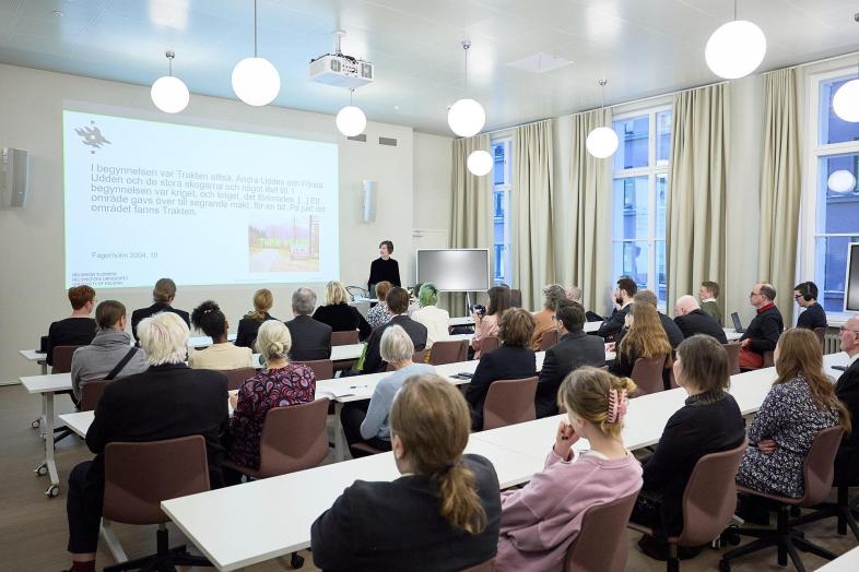 Luentosalissa luento käynnissä.