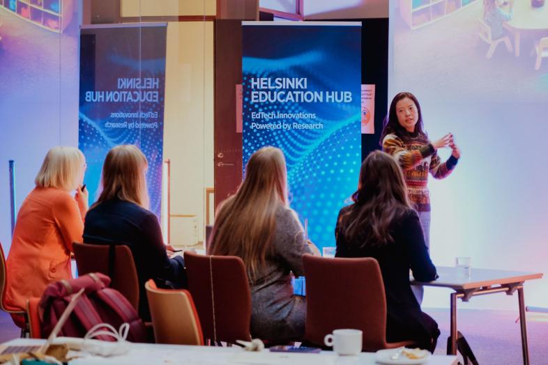 Yleisö kuuntelee luennoitsijaa.