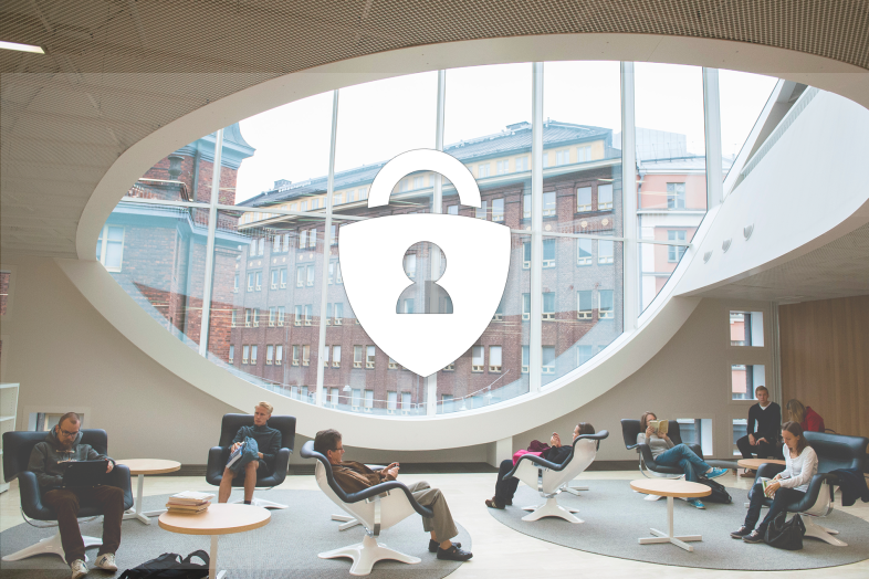 Ihmisiä istuskelemassa yliopiston tiloissa läppärit sylissä, lisäksi näkyvillä lukkokuvake turvallisen kirjautumisen ikonina.