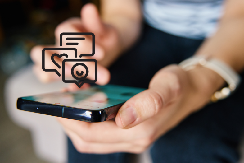 Älypuhelin henkilön käsissä.