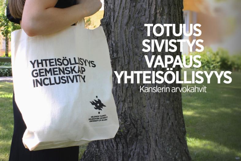 Taustalla yliopiston Yhteisöllisyys-arvokassi sekä puunrunko, etualall teksti "Totuus, sivistys, vapaus, yhteisöllisyys. Kanslerin arvokahvit".
