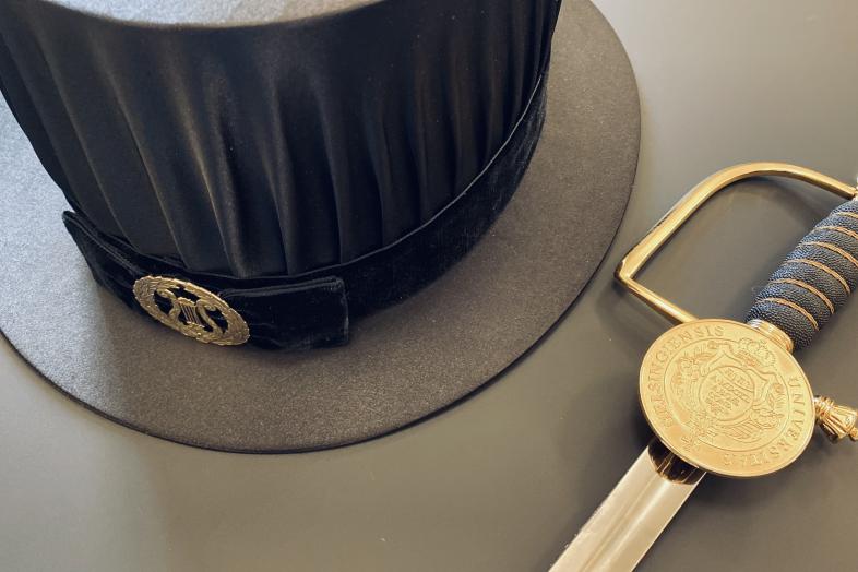 Tohtorin hattu ja miekka