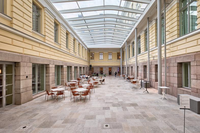 Yliopiston päärakennuksen Agora.