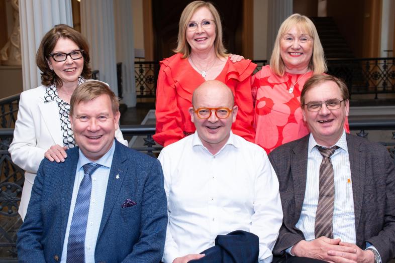 Yliopiston rehtoraatti iloisissa tunnelmissa.