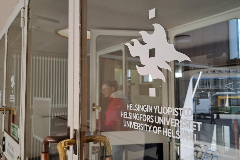På glasdörren finns texten ”Helsingfors universitet” på tre språk.