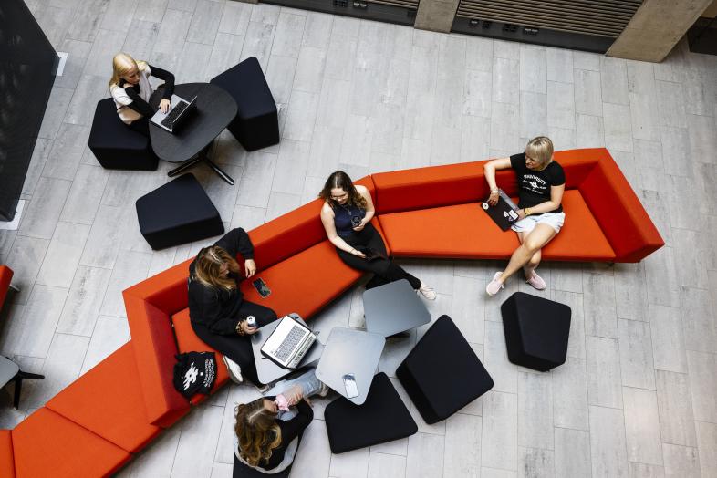 Opiskelijoita Aleksandrian K1-kerroksessa