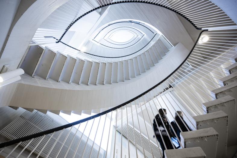 Porthania-rakennuksen kierreportaat kuvattuna alhaalta ylöspäin