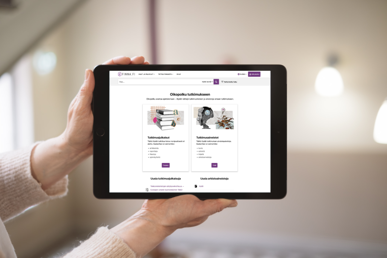 Kädet pitävät tablettia, jonka ruudulla näkyy Finnan Oikopolku-palvelu.