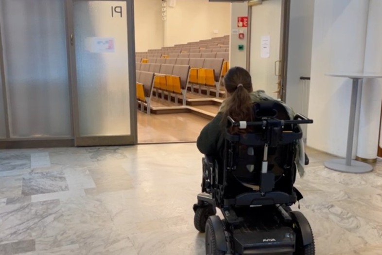 Pyörätuolia käyttävä henkilö