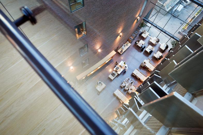 Ruokailijoita UniCafe Serpens -ravintolassa.