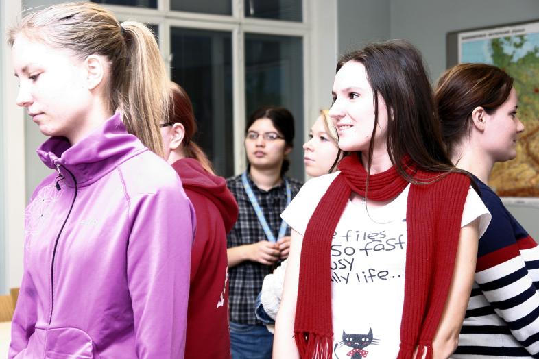 Opiskelijoita seisomassa luokkatilassa