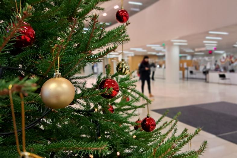 Etualalla joulukuusi, taustalla Kaisa-talon aula.