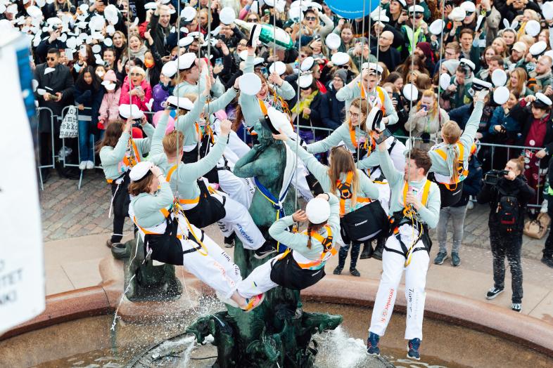 Vaijereissa roikkuvat opiskelijat lakittavat Havis Amandan patsasta.